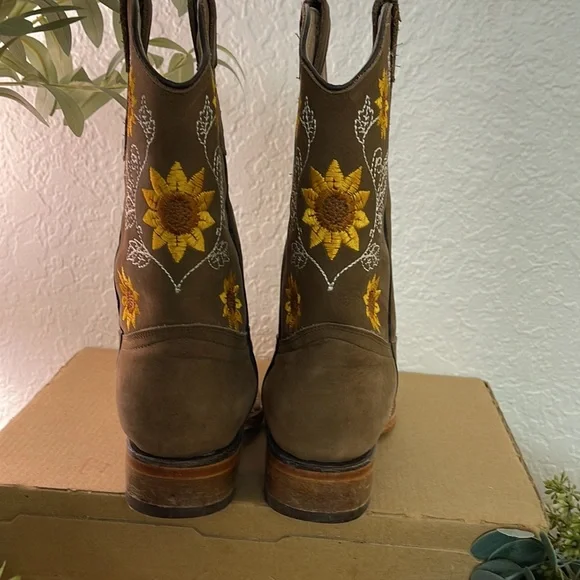 Beautiful Elliut western boot size 13 - Picture 4 of 11